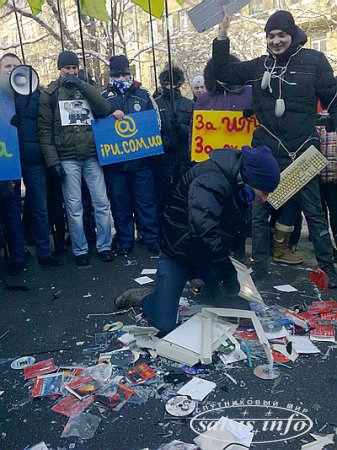 На Украине разразился скандал вокруг закрытия крупнейшего файлообменника. Хакеры в ответ атаковали сайт МВД, у здания министерства идет митинг